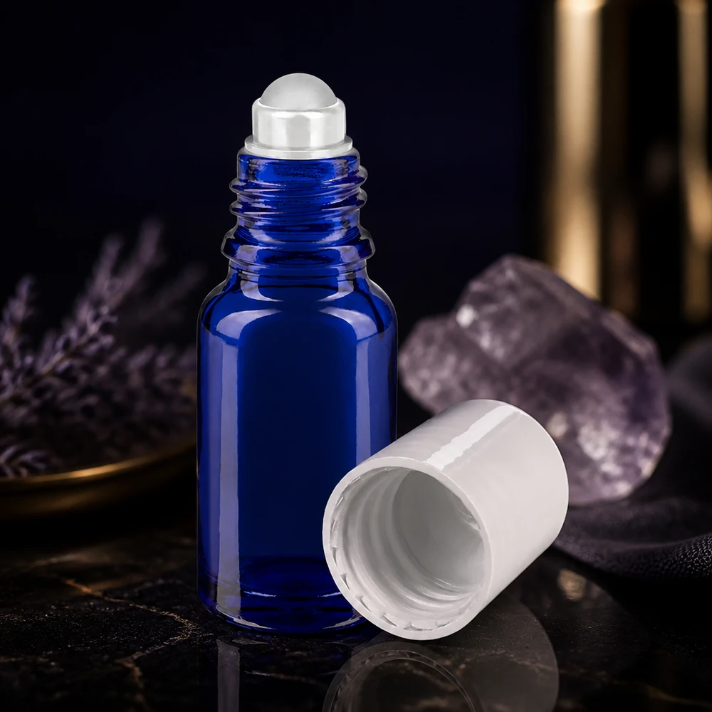 Apothekenflasche blau 10ml Roll-On Verschluss weiß Kompakte 10ml Dosiererflasche in Kobaltblau mit Rollkugel-Auftragssystem und weißem Verschluss