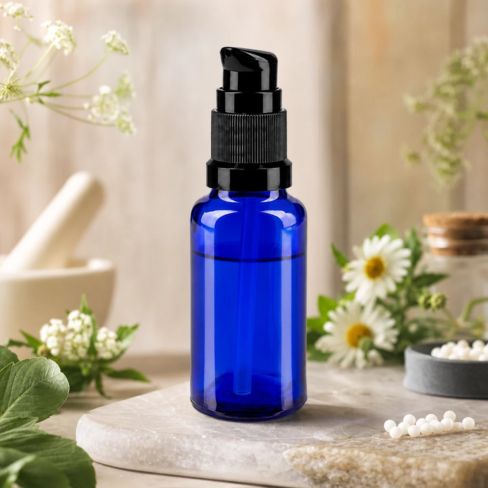 Handliche 20ml Pumpflasche kobaltblau aus UV-Schutzglas mit schwarzem Standardpumpkopf