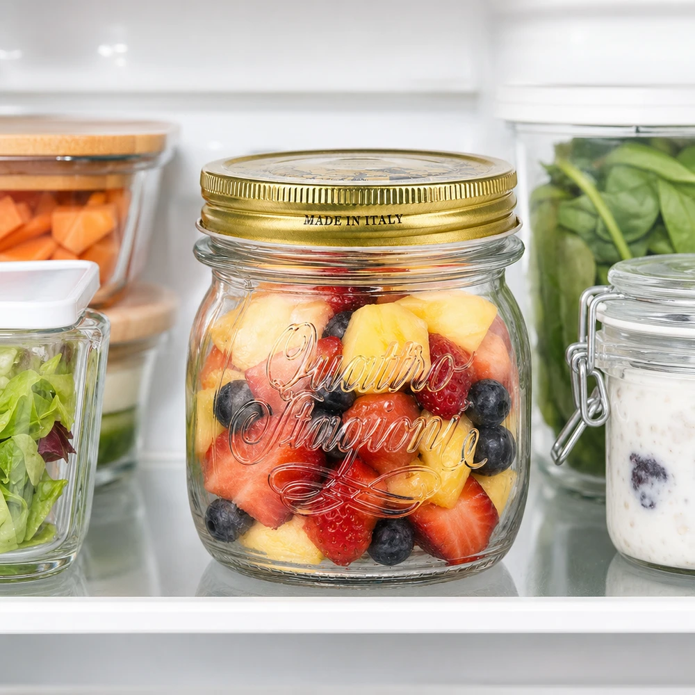 250ml Rundglas Quattro Stagioni mit goldenem Deckel gefüllt mit Obstsalat im Kühlschrank Made in Italy