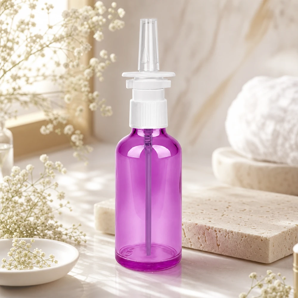 Flacone spray nasale da 50 ml bianco/trasparente standard PurpleLine. UT18/50 Contenitore per spray nasale da 50 ml in colore viola con tappo a prova di bambino per una conservazione sicura