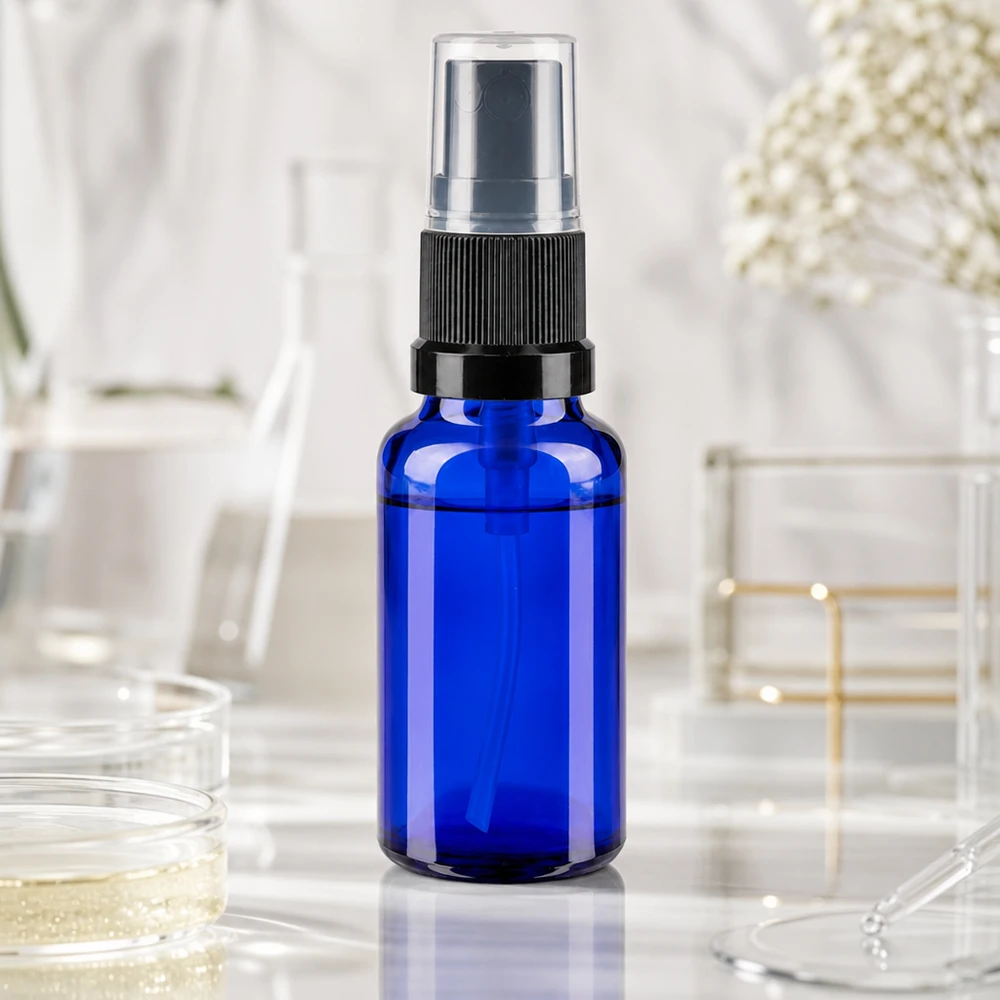 20ml blaues Apothekerglasfläschchen mit schwarzem Sprühaufsatz vor Laborhintergrund