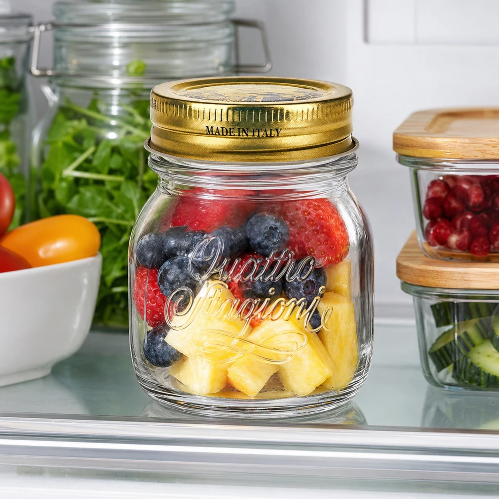 150ml Rundglas "Quattro Stagioni" mit Deckel 150ml Rundglas Quattro Stagioni mit goldenem Deckel gefüllt mit Beeren und Ananas im Kühlschrank