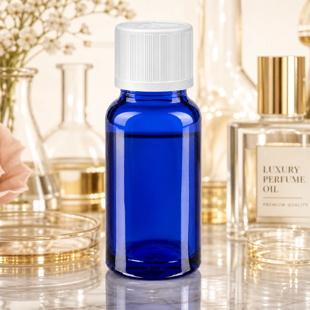 Kleine kobaltblaue Glasflasche 10ml mit kindersicherem weißem Verschluss Parfum Setting