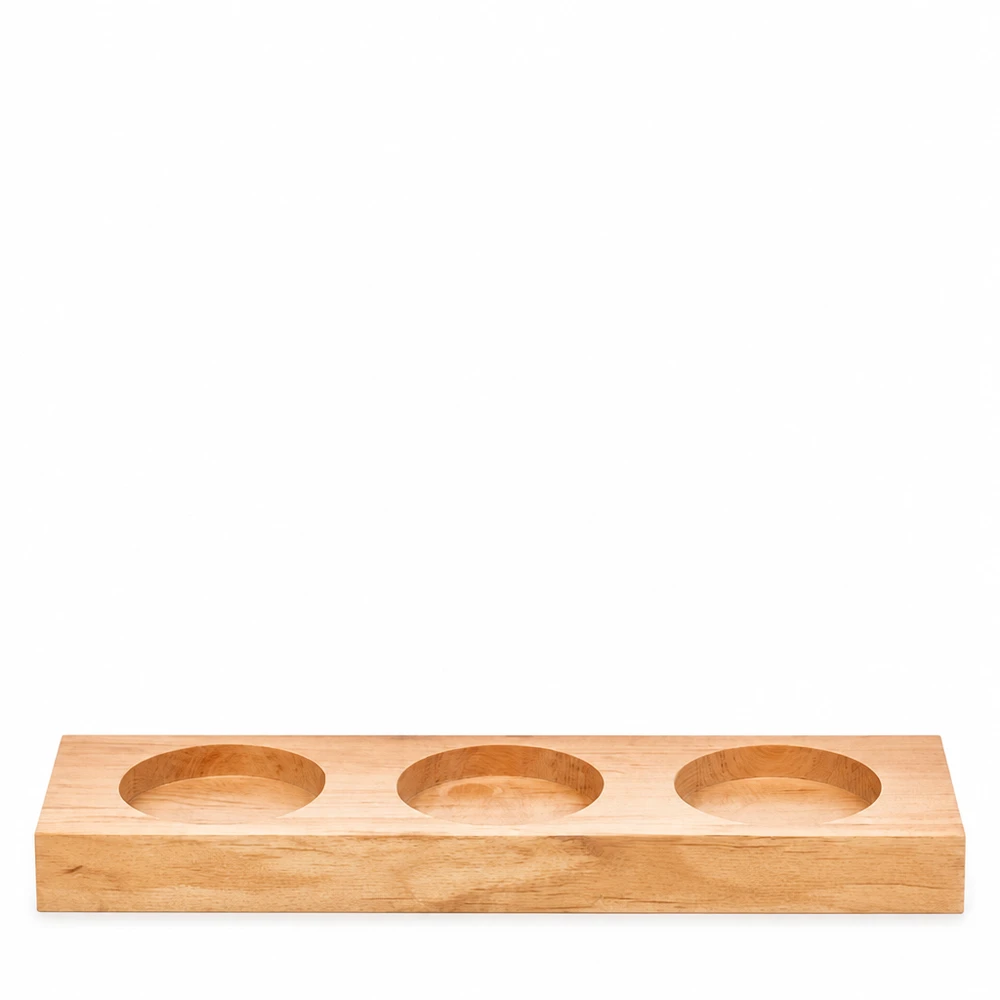 Tagliere Plano3 per 3 barattoli WECK Tavola da portata in legno Plano3 con tre fori rotondi per i tumbler WECK su sfondo bianco