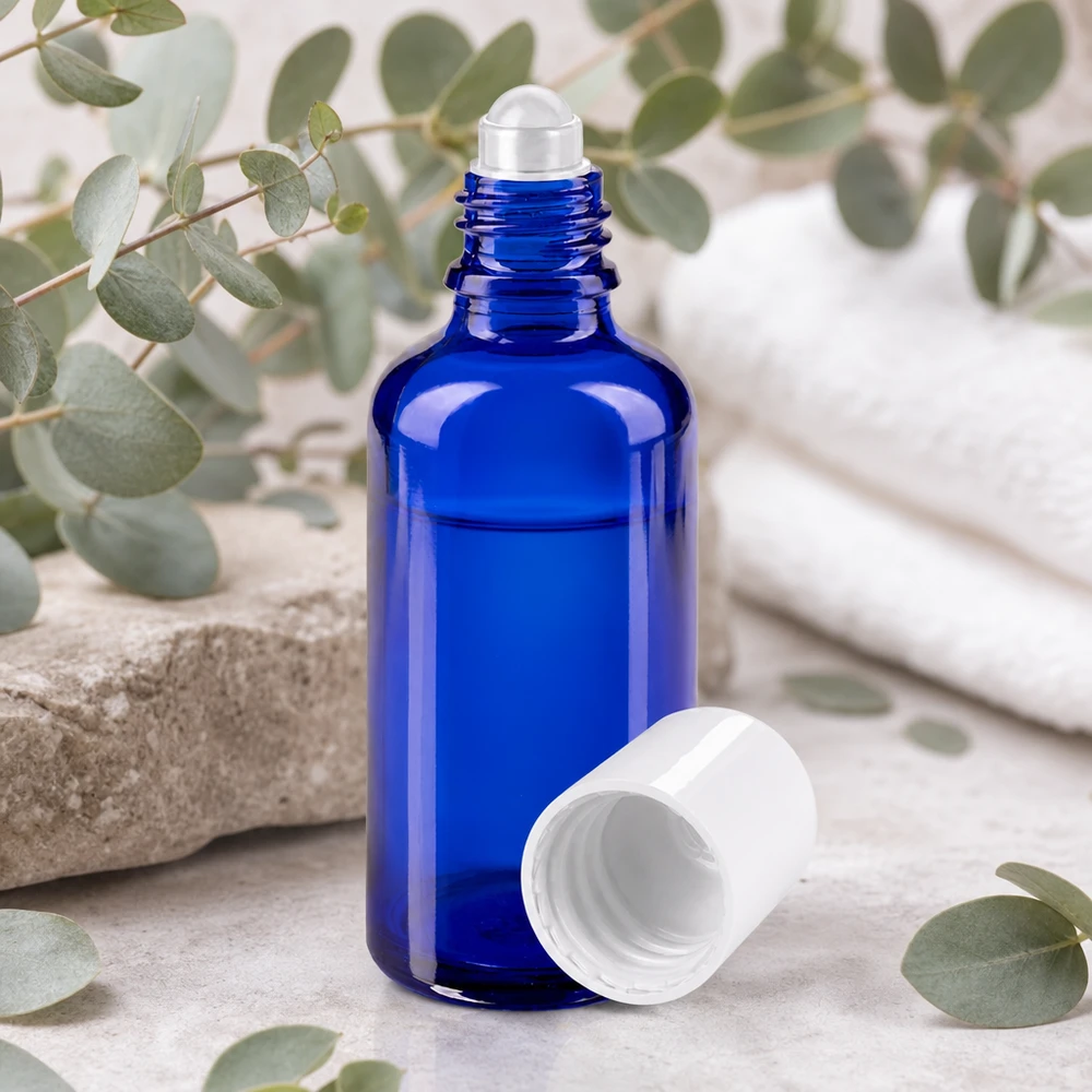 Hochwertige 50ml Rollflasche aus blauem UV-Schutzglas mit weißem Verschluss für Kosmetik