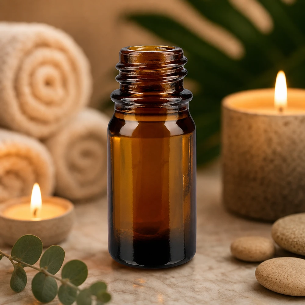 Flacone farmaceutico marrone da 5 ml ApoGlas Flacone da 5 ml marrone da farmacia ApoGlas con pietre di eucalipto e candele accese per l'aromaterapia rilassante
