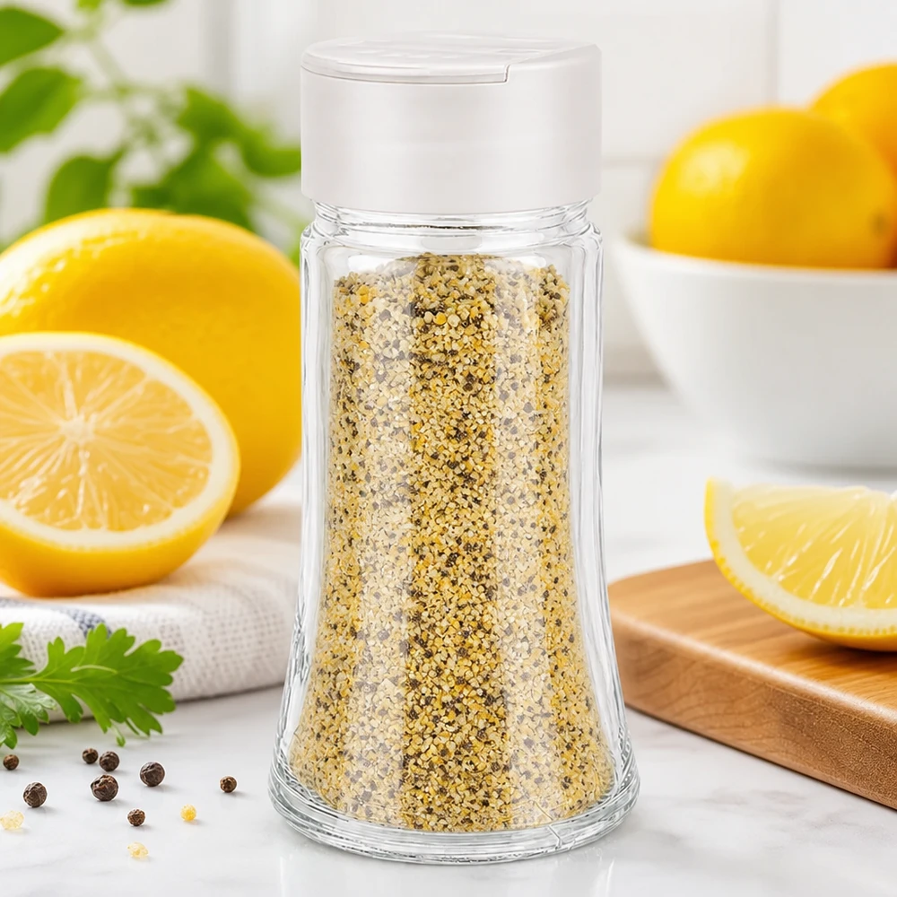 Pot à sel/épices 95 ml avec double saupoudreuse, blanc Transparentes Gewürzglas 95ml mit gelbem Lemon-Pepper-Salz befüllt weißer Doppelstreuer Nahaufnahme