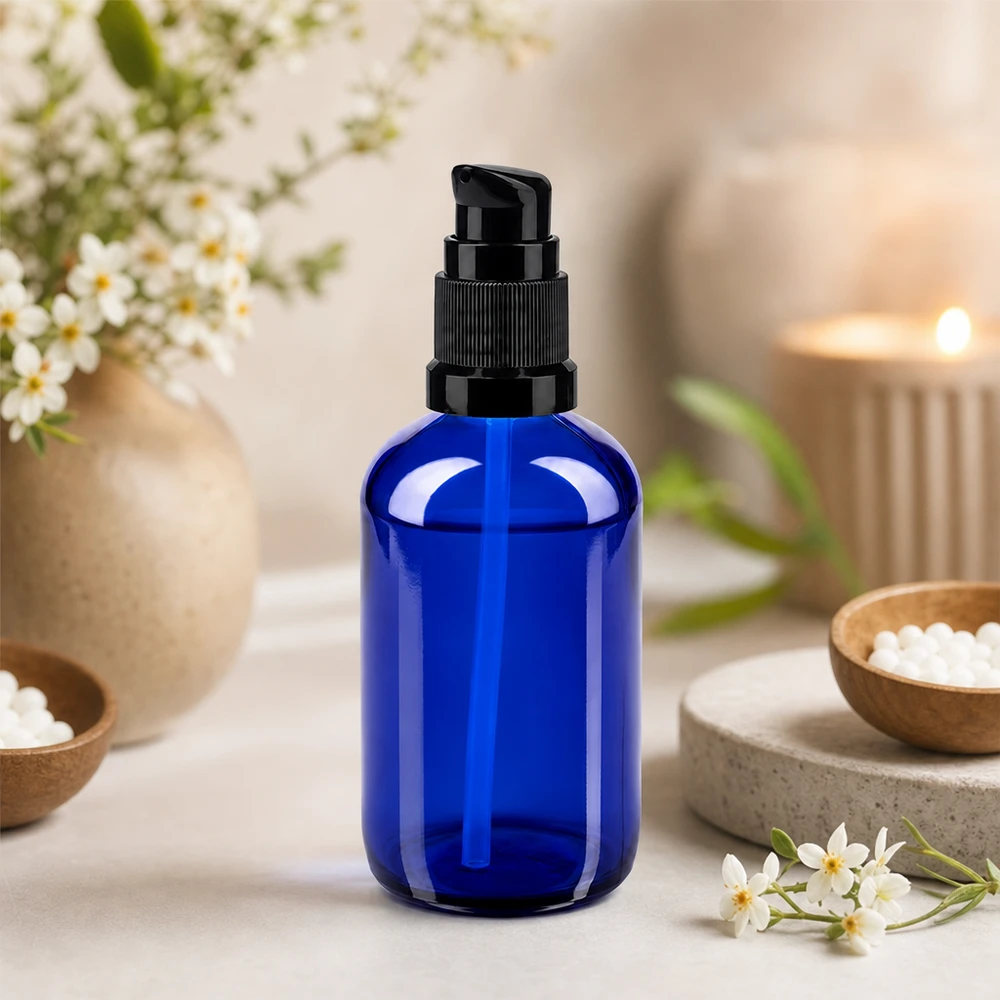Blaue Apothekerflasche 100ml mit Pumpspender zwischen Holzschälchen und Frühlingsblüten