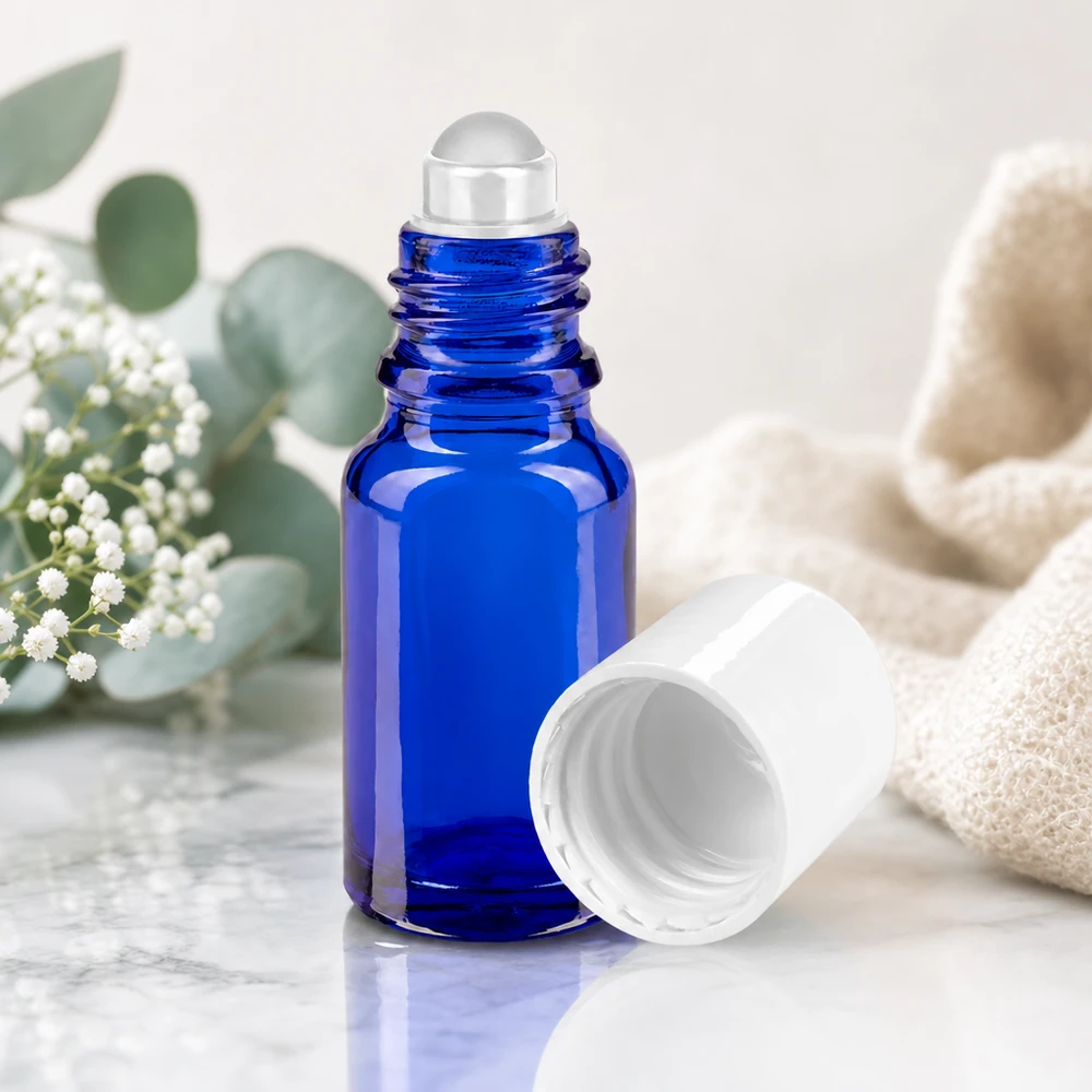 Flacone roll-on 10ml blu STD bianco ApoGlas Flacone roll-on in vetro da farmacia da 10 ml, blu cobalto, con sfera di vetro trasparente su fondo marmorizzato