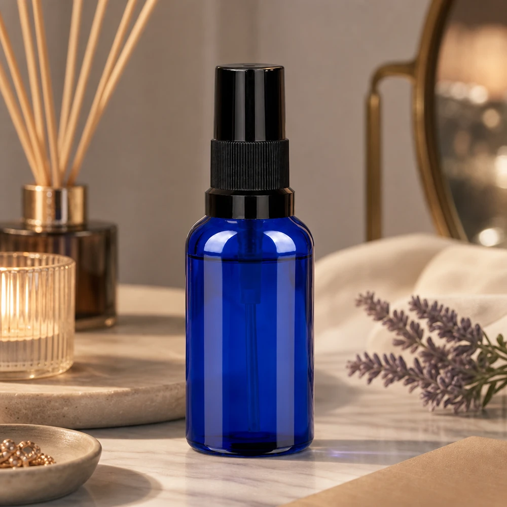 Flacone spray STD BlueLine da 30 ml con pompa nera opaca per una presentazione elegante del prodotto