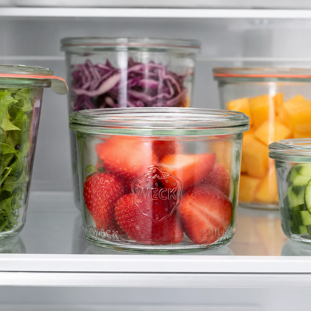 Barattolo WECK RR80 da 200 ml WECK 200ml RR80 tumbler con fragole fresche in frigo accanto ad altri barattoli pieni di frutta e verdura
