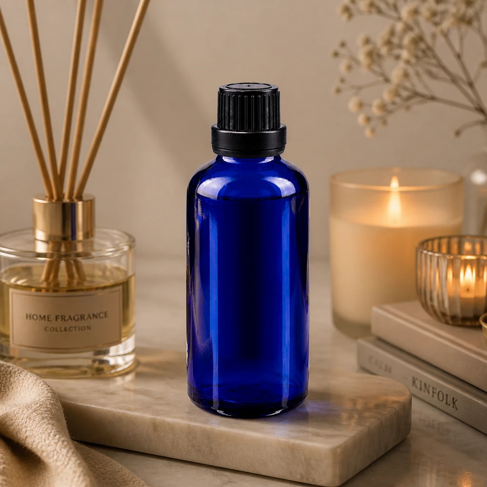 Apothekenflasche blau 50ml Schraubverschluss schwarz Dichteinlage Originalitätsverschluss 50ml blaue Pharmaglasflasche mit schwarzem 11mm Schraubverschluss in stilvollem Wohnambiente