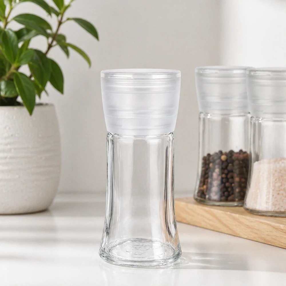 Pot à sel/épices 95 ml avec moulin Vario blanc Gewürzglas-Set 95ml mit Mühle Vario weiss neben gefüllten Pfefferkörnern und Meersalzgläsern