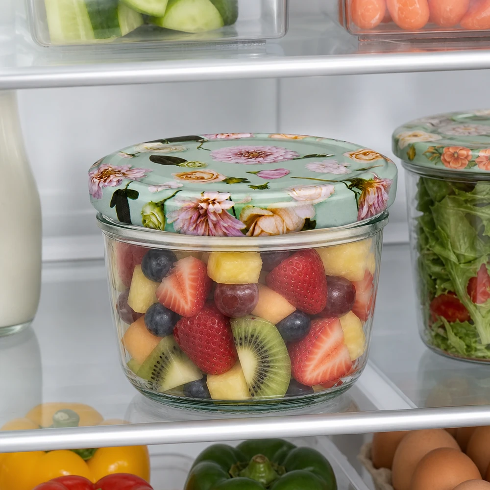 230ml Sturzglas + BasicSeal Deckel Blume mint UNiTWIST 230ml Sturzglas mit BasicSeal Deckel Blume mint gefüllt mit Obstsalat im Kühlschrank neben anderen Vorratsbehältern