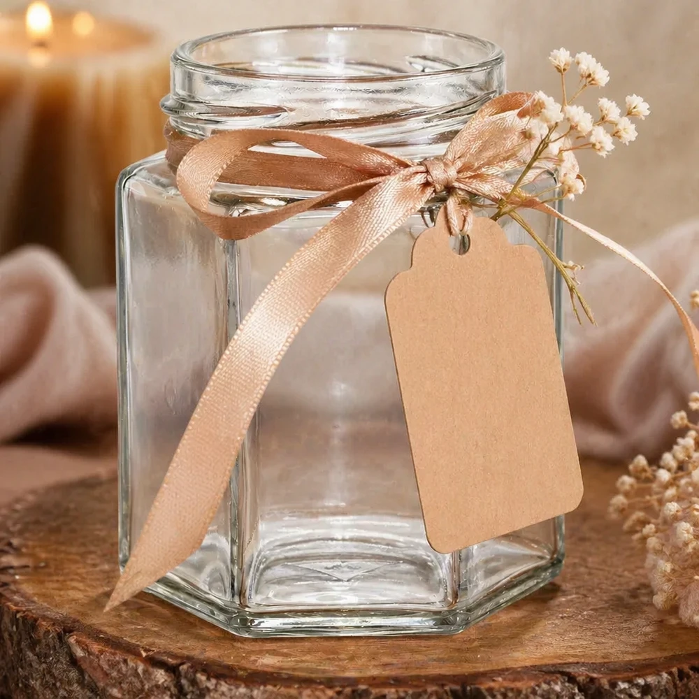 Vaso da conserva esagonale vuoto da 196 ml con tappo a vite, decorato con nastro beige e targhetta su base di legno