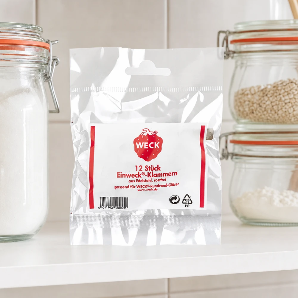 Morsetti originali WECK (confezione da 12) WECK blocca le confezioni dei prodotti in cucina tra i barattoli di stoccaggio con farina di cereali sul piano di lavoro bianco ambiente cucina