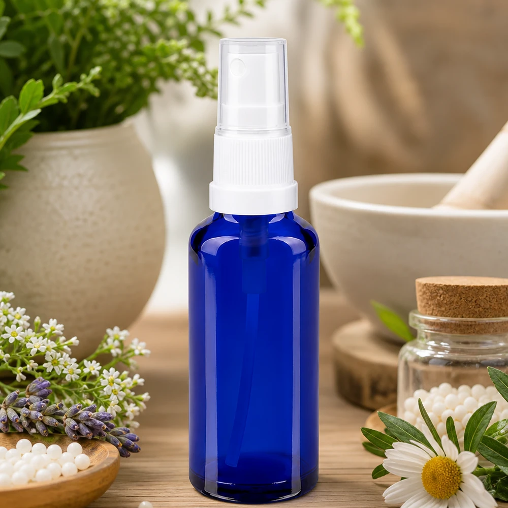 Zylindrische 30ml Sprühflasche aus UV-schützendem blauem Apothekenglas mit weißem Pumpkopf