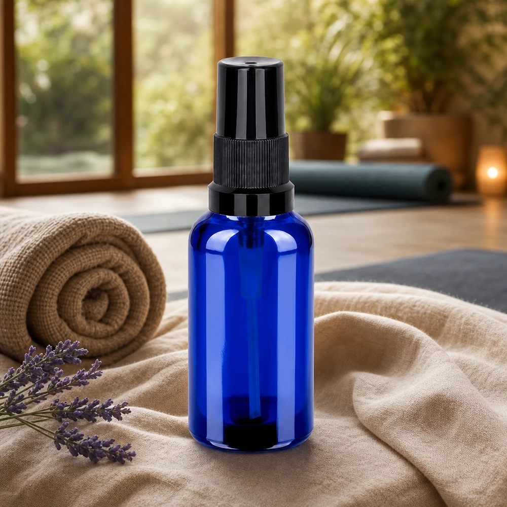 Pratico flacone spray da 30 ml in blu cobalto con sistema di spruzzatura nero per applicazioni mobili