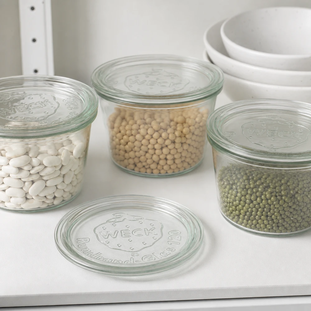 Coperchio in vetro WECK RR120 Set RR120 con coperchio in vetro WECK e barattoli pieni per fagioli, piselli e legumi in cucina bianca