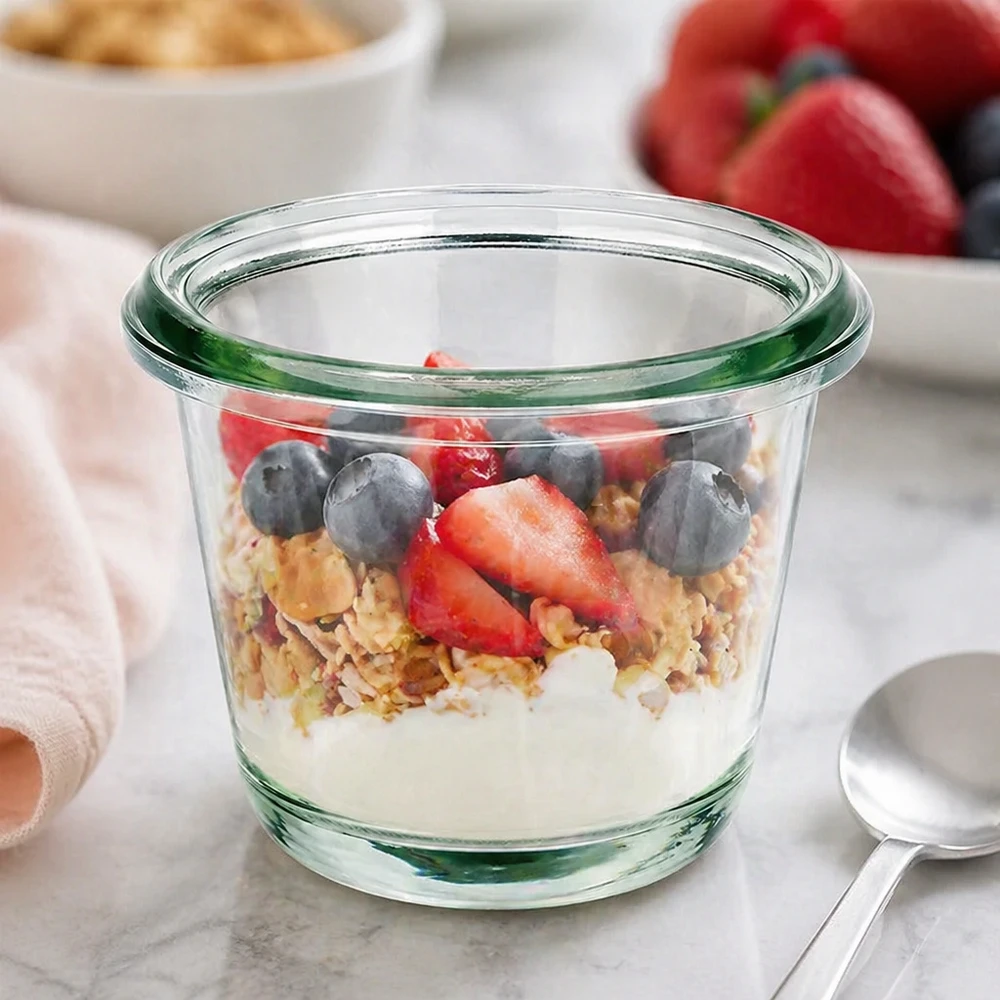 Barattolo WECK Gourmet RR60 80ml come ciotola per cereali con yogurt, granola e frutti di bosco freschi sul piano di lavoro della cucina
