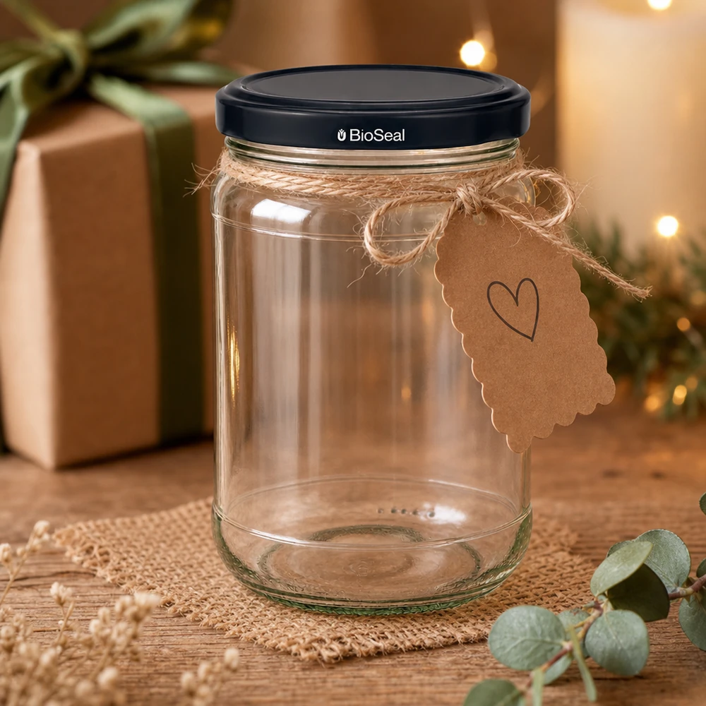 305ml Rundglas + BioSeal Deckel schwarz UNiTWIST Dekoratives UNiTWIST Einmachglas Runda305 mit Geschenkanhänger und schwarzem BioSeal Deckel in gemütlicher Atmosphäre