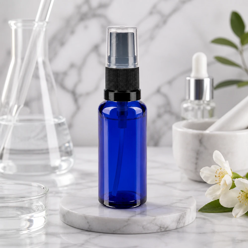 Apothekenflasche blau 30ml Sprayaufsatz schwarz Kompakte blaue 30ml Glassprayflasche mit Zerstäuberpumpe neben Erlenmeyerkolben und Pipette