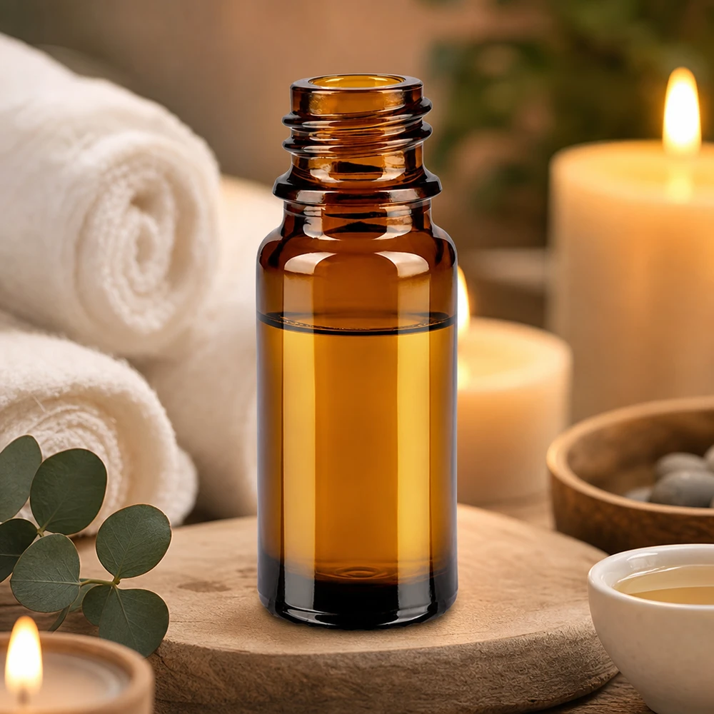 Flacone farmaceutico marrone da 10 ml ApoGlas Flacone marrone da 10 ml di ApoGlas con oli essenziali tra asciugamani bianchi e candele accese.