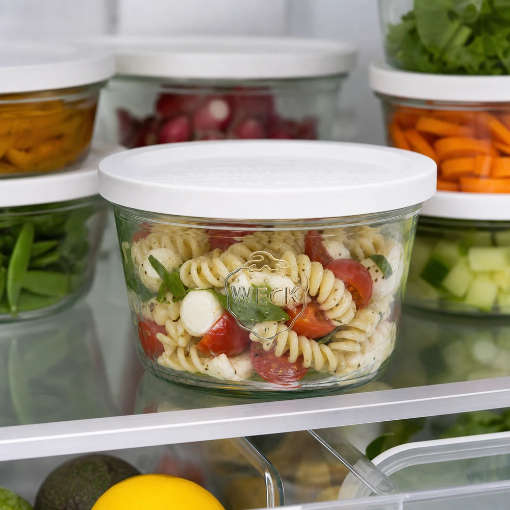 Bocal en verre de 370 ml avec couvercle hermétique WECK RR100 WECK Sturzglas 370ml RR100 mit Nudelsalat gefüllt im Kühlschrank zur frischen Aufbewahrung von Lebensmitteln