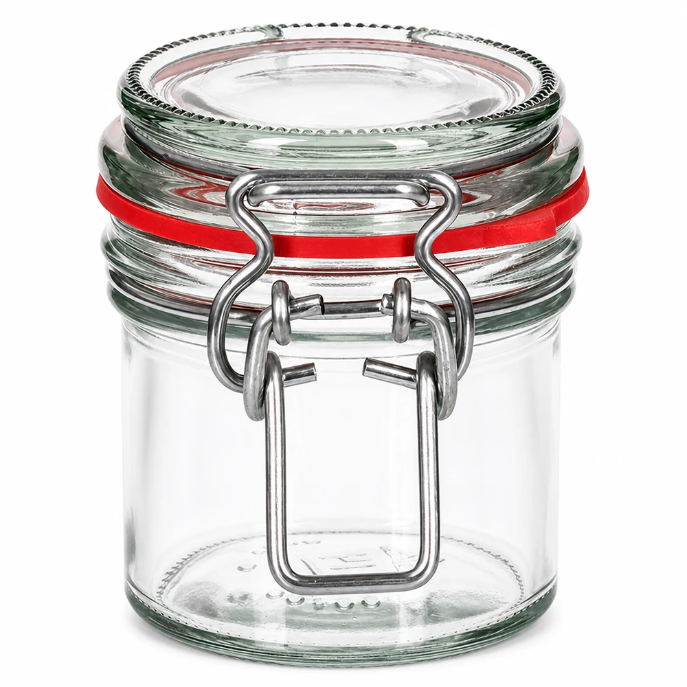Bocal de conservation de 135 ml, type G, avec bouchon à clip UN.. Leeres 135ml Vorratsglas mit Bügelverschluss und roter Gummidichtung aus transparentem Glas auf weißem Hintergrund