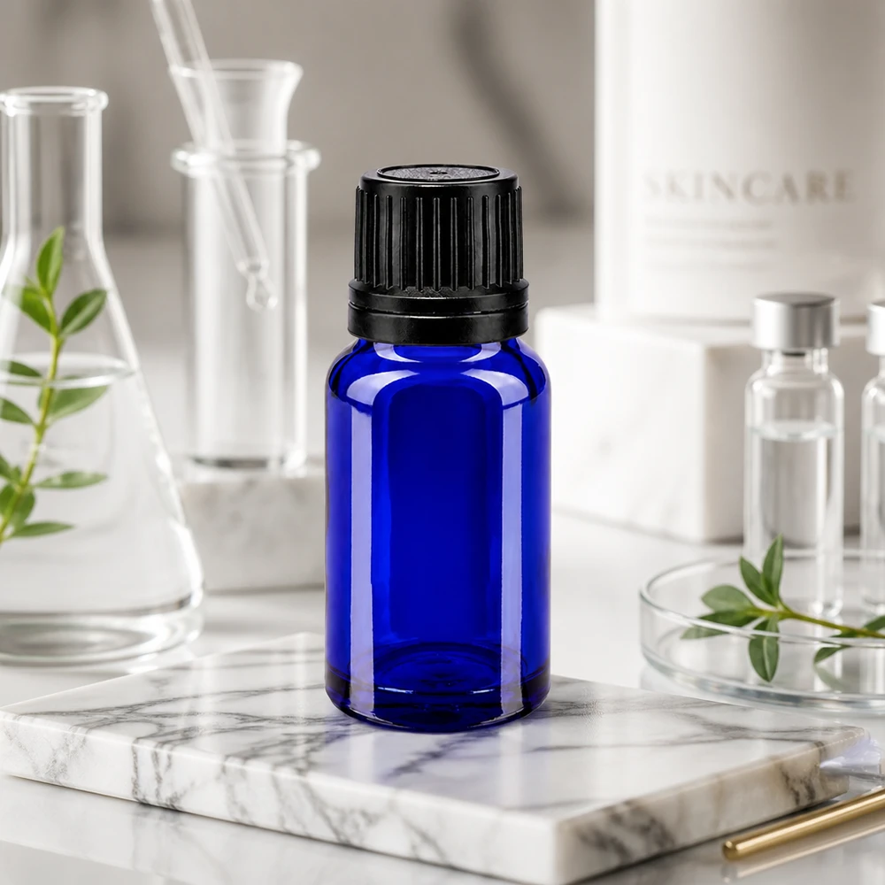 Apothekenflasche blau 10ml Schraubverschluss schwarz Giessring Originalitätsverschluss 10ml UV-Schutzflasche in Blauglas mit schwarzem Verschluss zwischen klaren Laborflaschen