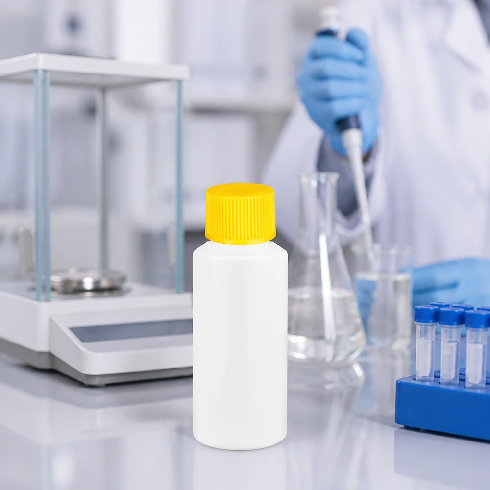 Flacon de pharmacie HDPE 30ml blanc avec bouchon vissable jaune Flacon blanc en PEHD de 30 ml destiné aux produits chimiques, muni d'un bouchon jaune, utilisé dans les laboratoires pharmaceutiques