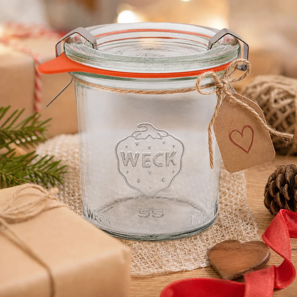 140ml Sturzglas komplett WECK RR60 WECK Sturzglas 140ml RR60 als Geschenkidee dekoriert mit Herzanhänger und Juteschnur auf Holztisch mit Tannenzapfen