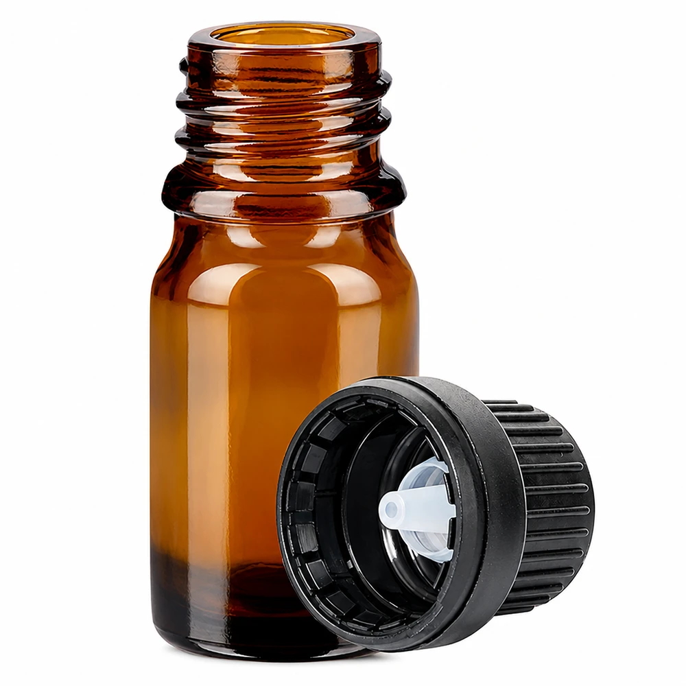 Flacone in vetro ambrato da 5 ml con beccuccio contagocce da 2 mm e tappo a vite nero per un dosaggio preciso.