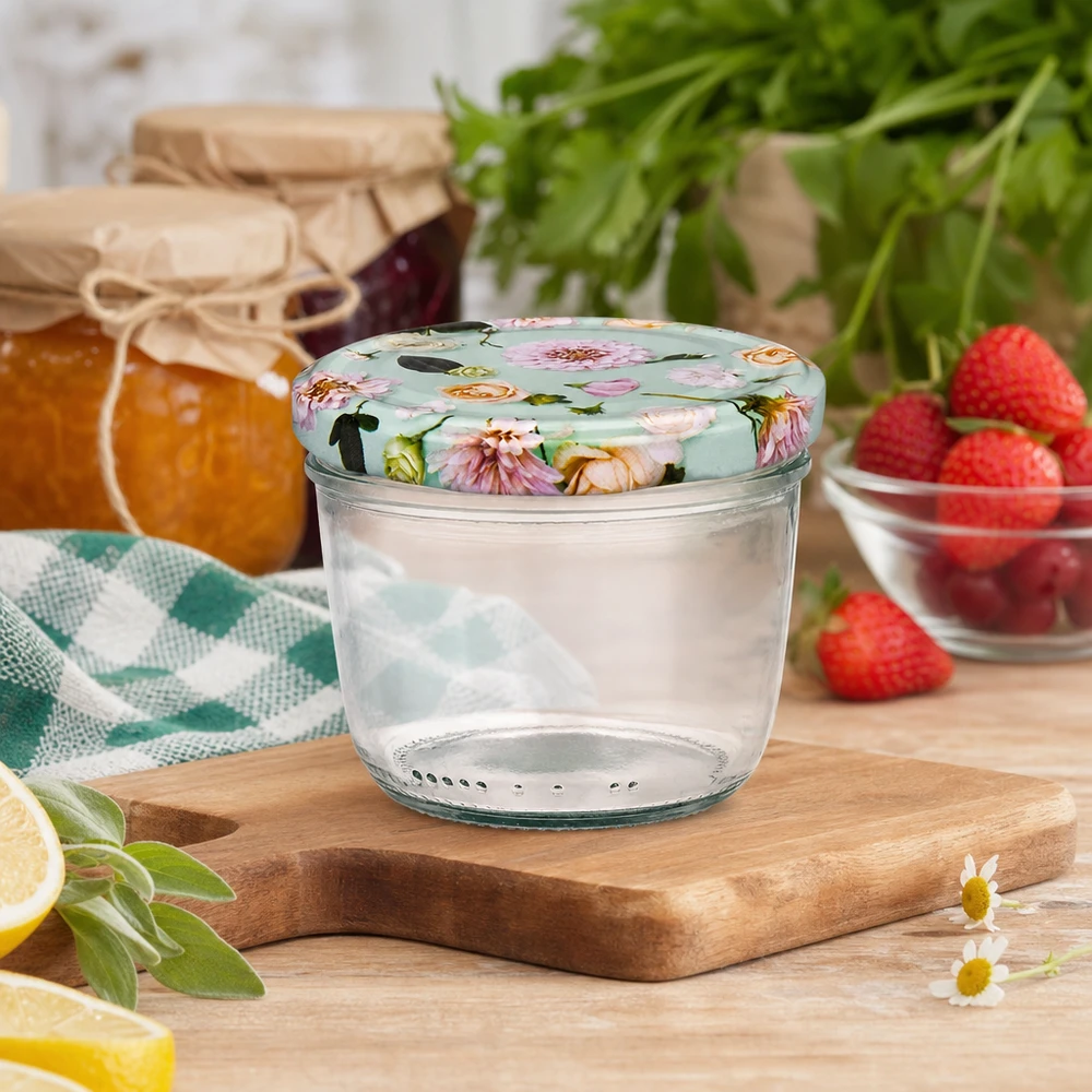 230ml Sturzglas + BasicSeal Deckel Blume mint UNiTWIST 230ml Sturzglas mit floralem BasicSeal Deckel auf Holzbrett, Küchenszene mit Marmelade Erdbeeren und Kräutern