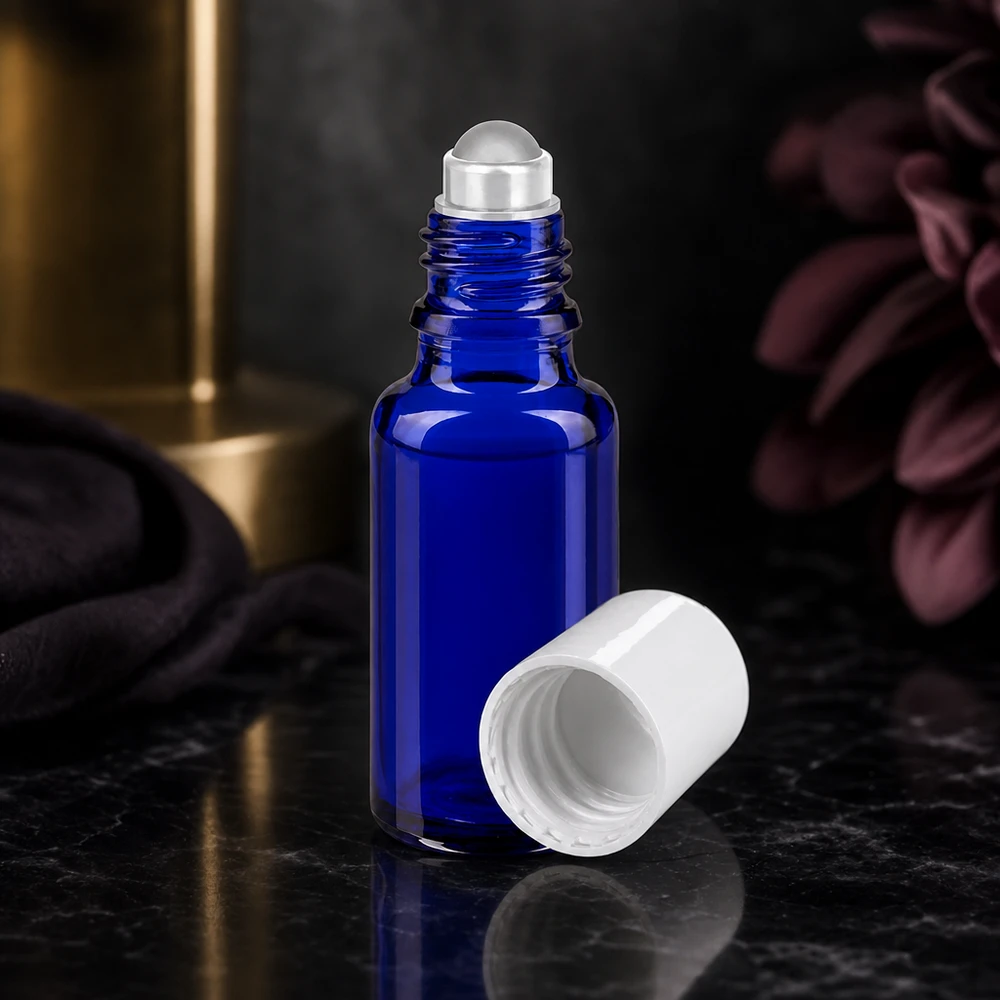 Flacone roll-on blu da 20ml STD bianco ApoGlas Flacone roll-on blu da 20 ml con tappo a vite bianco, realizzato in vetro da farmacia di alta qualità, con apertura laterale