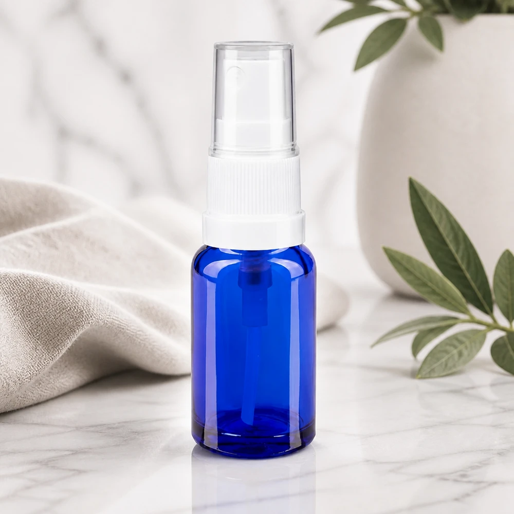 Apothekenflasche blau 10ml Sprayaufsatz weiß Lichtschutzflasche 10ml in Blau mit weißem Feinstzerst äuber für empfindliche Wirkstoffe