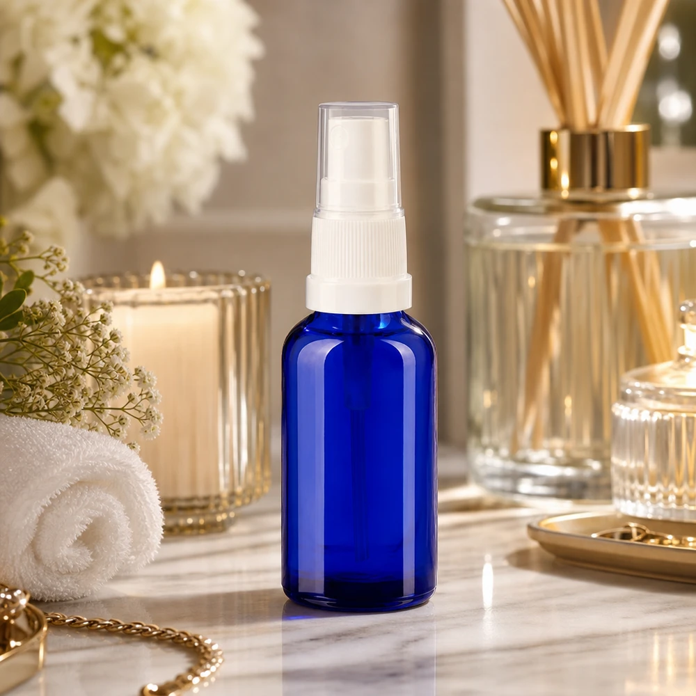 30ml Sprayflasche weiß/transparent Standardverschluss BlueLine UT18/30 30ml Sprayer-Flasche aus hochwertigem blauen Glas mit ergonomischem Design für einfache Handhabung