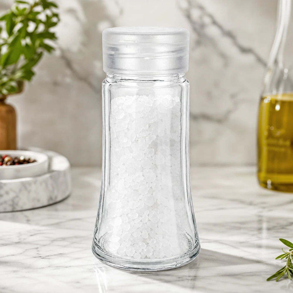 Pot à sel/épices 95 ml avec saupoudreuse, blanc Nachfüllbares Salzglas mit Streuerdeckel in moderner Küchenumgebung mit Marmor