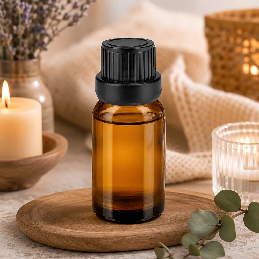 Flacone da 10 ml in vetro ambrato con tappo a vite nero scanalato, per un dosaggio preciso.