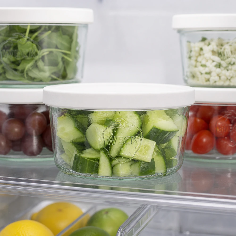 165ml Sturzglas mit Frischedeckel WECK RR80 WECK 165ml Sturzglas RR80 mit Gurken im Kühlschrank zur Meal-Prep Aufbewahrung frischer Lebensmittel