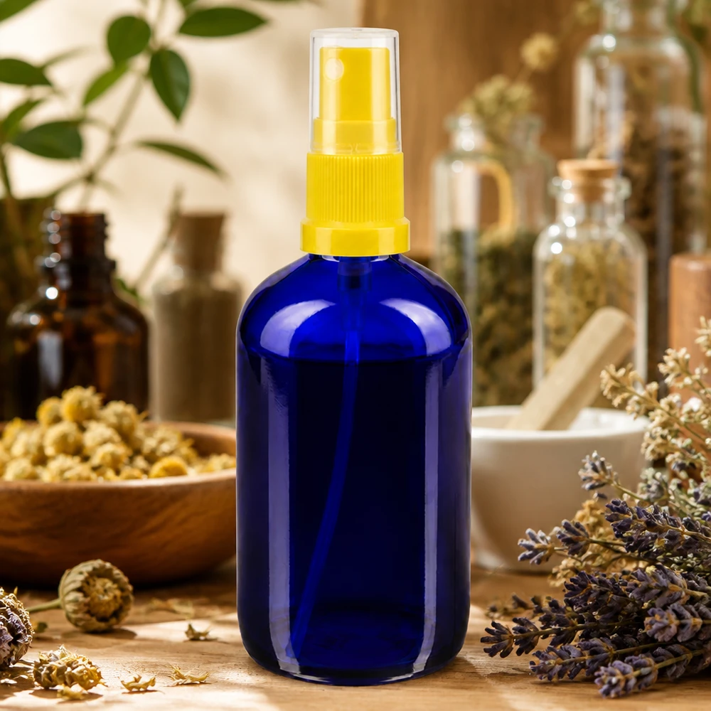 Apothekenflasche blau 100ml Sprayaufsatz gelb Apothekerglas Sprayflasche 100ml in Blau mit goldenem Zerstäuber auf Holz mit Trockenblumen