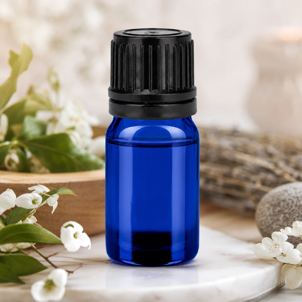 Delicato flacone da 5 ml in blu brillante con tappo nero testurizzato antimanomissione.