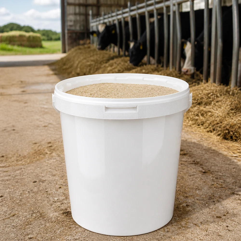 Robuster Landwirtschaftseimer 10,7 Liter aus weißem Polypropylen mit Griffmulden am Rand